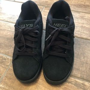 Used sneakers boys size 7 Heelys